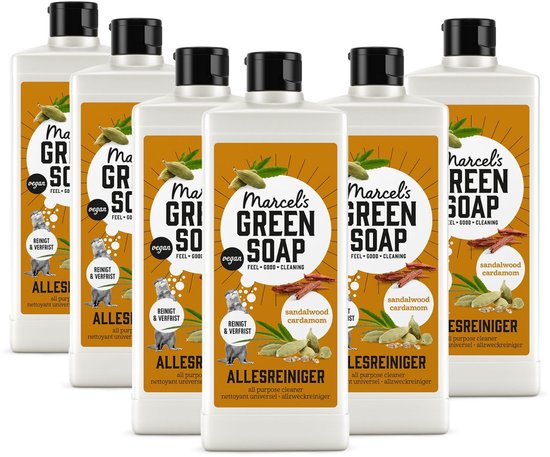 Vijf flessen Marcel's Green Soap allesreiniger Sandelhout & Kardemom op een witte achtergrond. Vegan keurmerk.