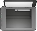 Bovenaanzicht van zwarte HP DeskJet printer met geopend scannerdeksel en bedieningspaneel aan de linkerkant.