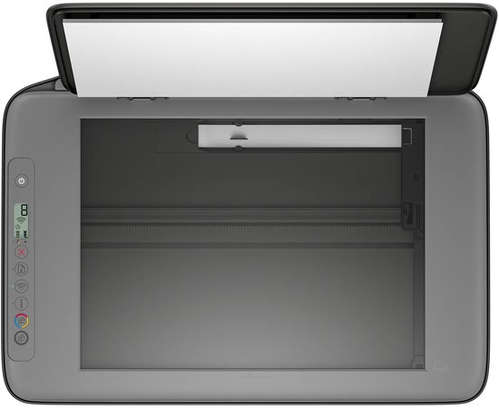 Bovenaanzicht van zwarte HP DeskJet printer met geopend scannerdeksel en bedieningspaneel aan de linkerkant.