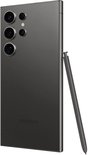 Achterkant van een grijze Galaxy S24 Ultra met drie grote cameralenzen en een styluspen.