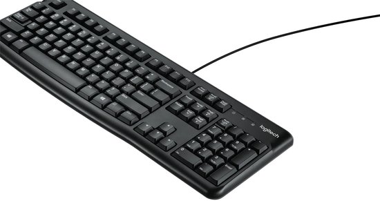 Zwart bedraad Logitech K120 toetsenbord in een hoek van drie kwart.