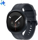 Zwarte smartwatch vanuit een schuine hoek met een fonkelend icoon linksboven op de witte achtergrond.
