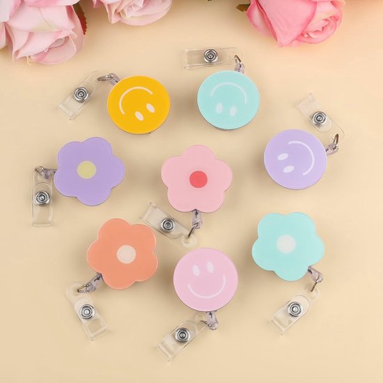 8-delige Retractable Badge Reel met Bloemen en Glimlach, ID Badge Houder voor Verpleegkunde, Ziekenhuis en Apothekersaccessoires, Naamclip voor Identificatie — afbeelding 2