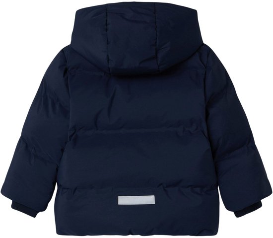 Donkerblauwe gewatteerde jas voor kinderen met capuchon en reflecterend detail op de rug.