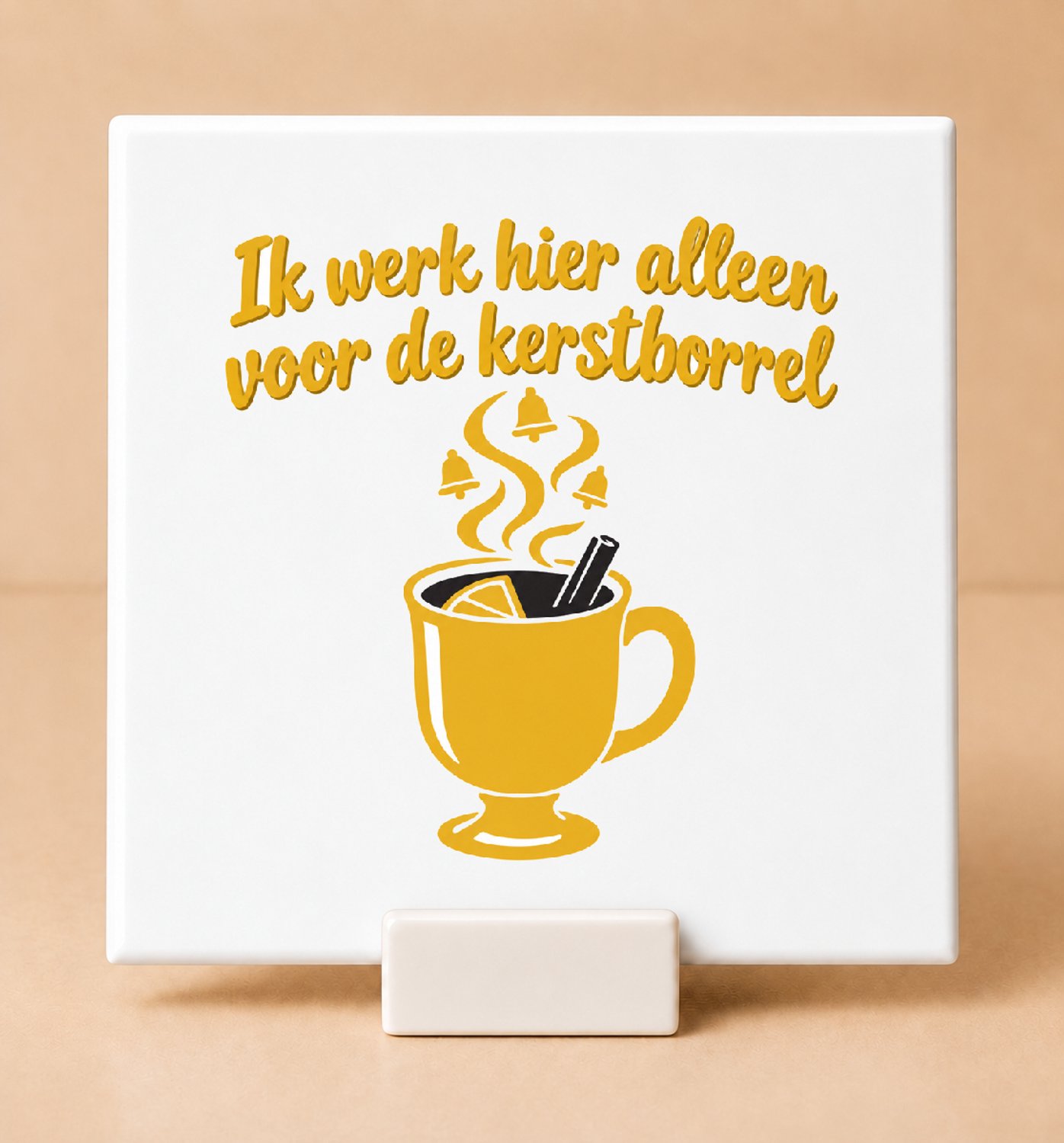 Bedruk King Strakke minimalistische Tegel 'Ik werk hier alleen voor de kerstborrel' – Humoristische kantoorquote voor feestelijke collega’s - 15 x 15 cm met houder Wit