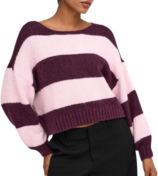 Close-up van een model in een donkerpaarse en lichtroze gestreepte gebreide trui met een wijde hals.