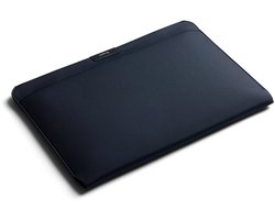 Bellroy Sleeve – Geschikt voor MacBook Pro/Air/Neo 13 inch/14 inch Hoes – Gemaakt van gerecycled polyester – Magnetische sluiting – Microfiber voering - Blauw