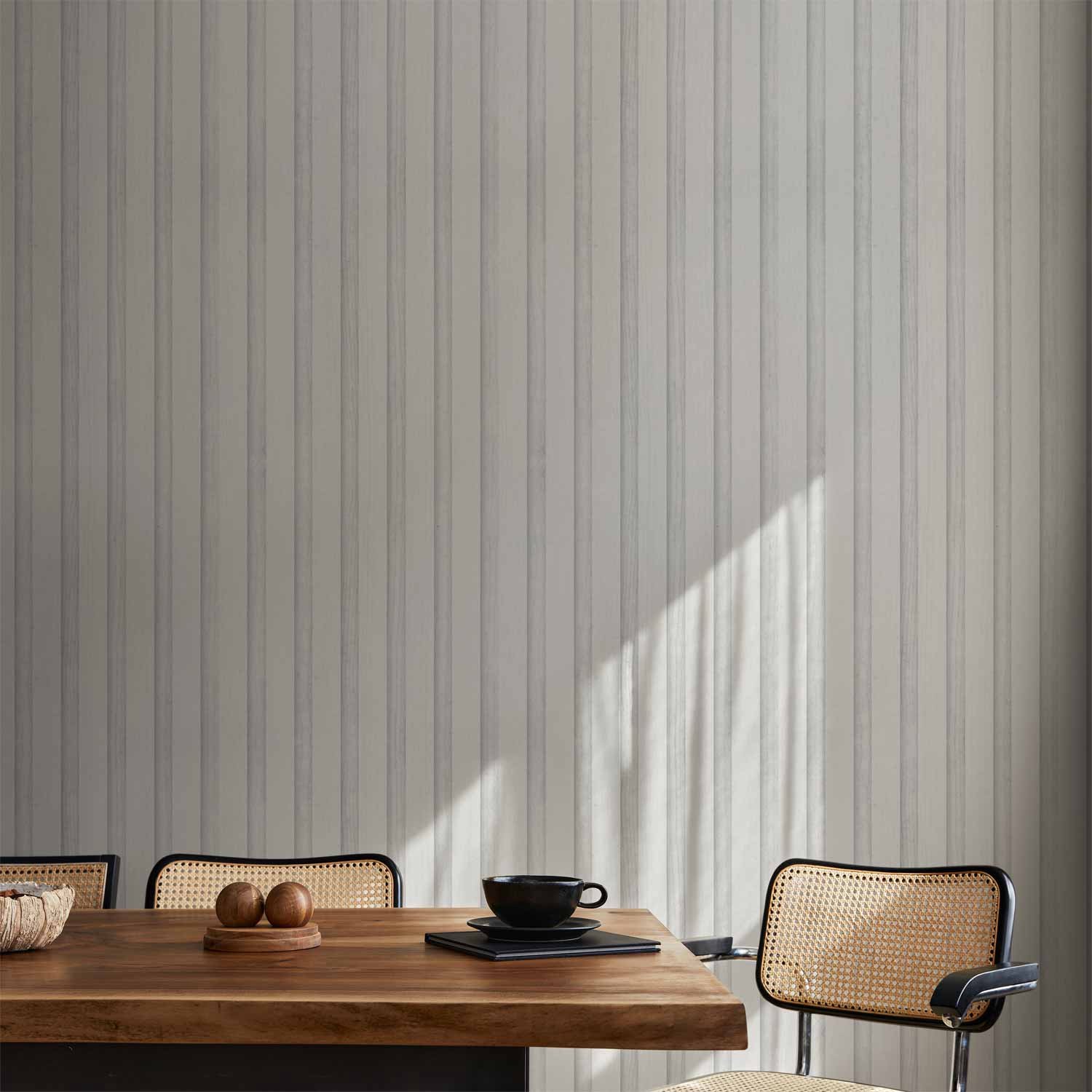 Behang - Wooden Texture - Symmetrical vertical lines on a white background.