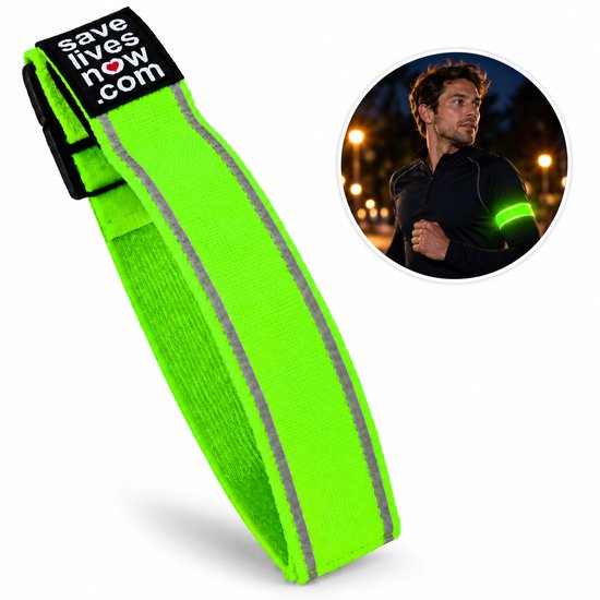 Groene LED-armband met reflecterende strepen, gedragen door een man tijdens het hardlopen in het donker.