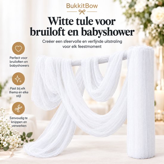 BukkitBow witte tule stof op rol, gedrapeerd over een standaard voor decoratieve inspiratie.