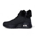 Zwarte Skechers sneakerboot met veters, ritsdetail en zwarte bontrand.