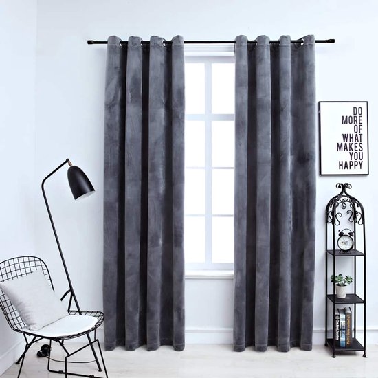 Twee fluwelen gordijnen in de kleur grijs, met ringen, 140x225 cm.