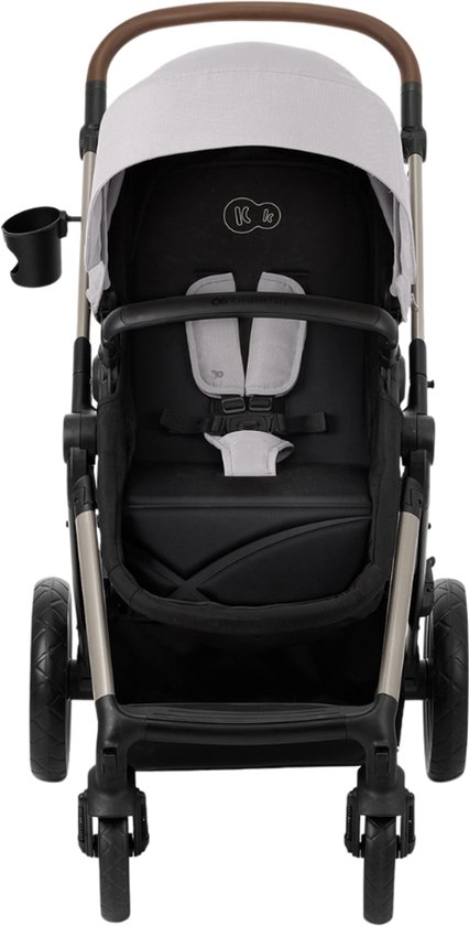 Vooraanzicht van grijze Kinderkraft wandelwagen met zwart frame, veiligheidsbeugel en bekerhouder.