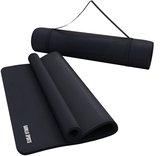 Zwarte yogamat, deels uitgerold, met een opgerolde mat en draagtas ernaast.