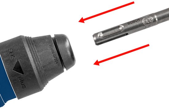 SDS-plus boorhouder met rode pijlen die naar een Bosch SDS-plus boor wijzen.