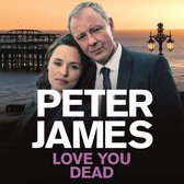Peter James - Love You Dead. Man en vrouw staan dicht bij elkaar, met op de achtergrond een zonsondergang en een pier.