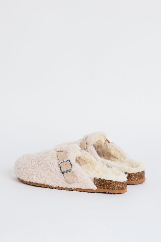 Paire de sabots en teddy crème avec boucle et bride beige. Semelle en liège.