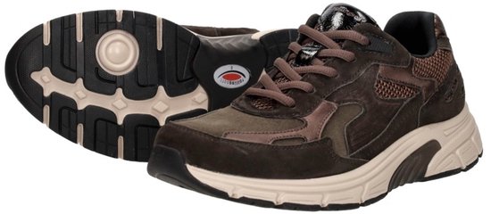 Bruine Gabor sneakers, één met veters en beige zool, de ander met de zool omhoog.