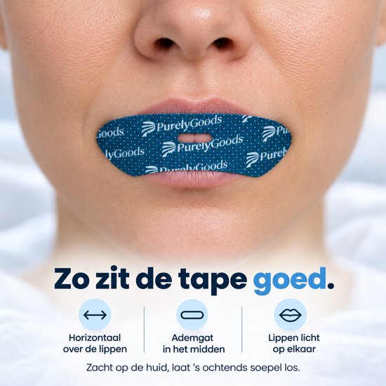 Gros plan d'une femme portant un ruban buccal PurelyGoods bleu à motif blanc. Placement correct : horizontal, trou d'aération au milieu, lèvres légèrement jointes.
