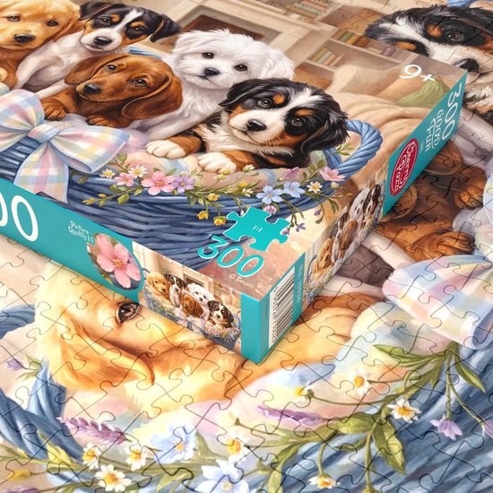 Een close-up van de 'Sweet Five' puzzel met 5 puppy's in een mand, met een glimp van het puzzeloppervlak.