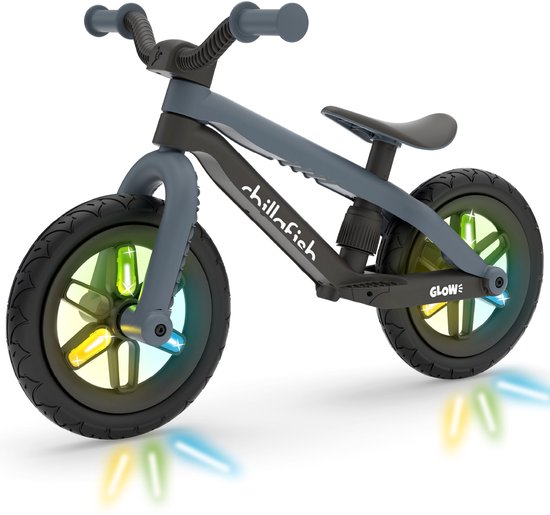 Grijze Chillafish Bmxie Glow loopfiets met opvallende, meerkleurige oplichtende wielen op een witte achtergrond.