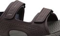 Bruine, geperforeerde sandaalbandjes van Skechers met verstelbare klittenbandsluiting.