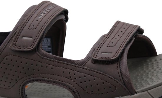 Bruine, geperforeerde sandaalbandjes van Skechers met verstelbare klittenbandsluiting.
