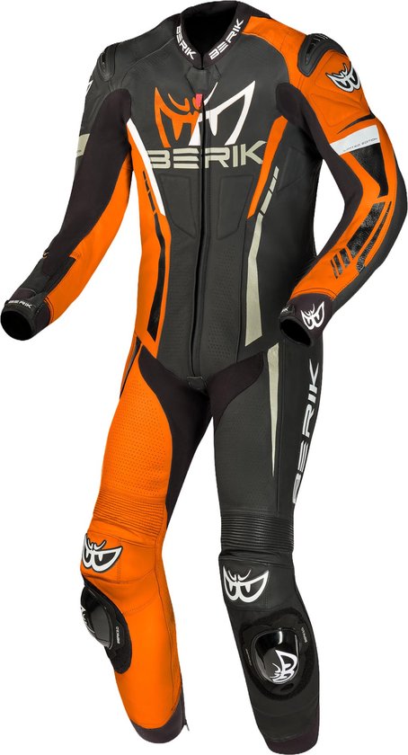 Face avant de la combinaison de moto en cuir Berik noir et orange avec genouillères et logo Berik sur la poitrine.