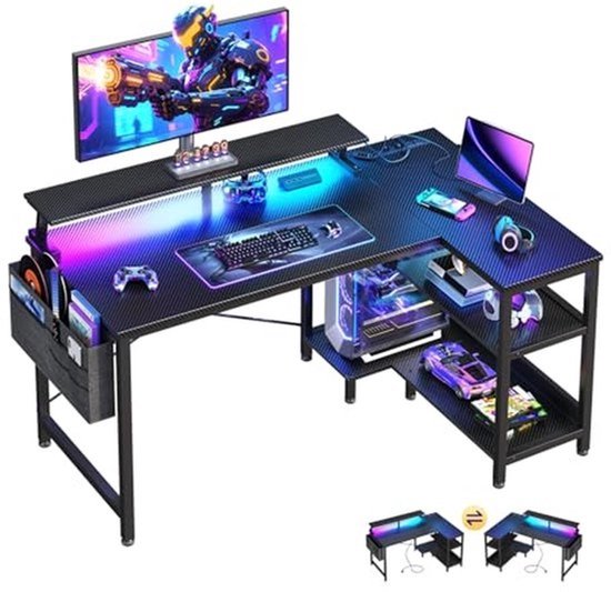 Zwart L-vormig gamingbureau met RGB-verlichting, monitor, pc, opslagvak en plankruimte.