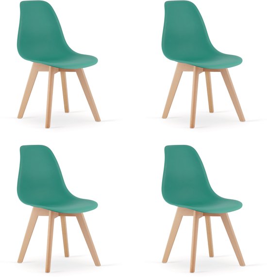 Ensemble de quatre chaises coques vertes identiques avec pieds en bois, disposées sur un fond blanc.