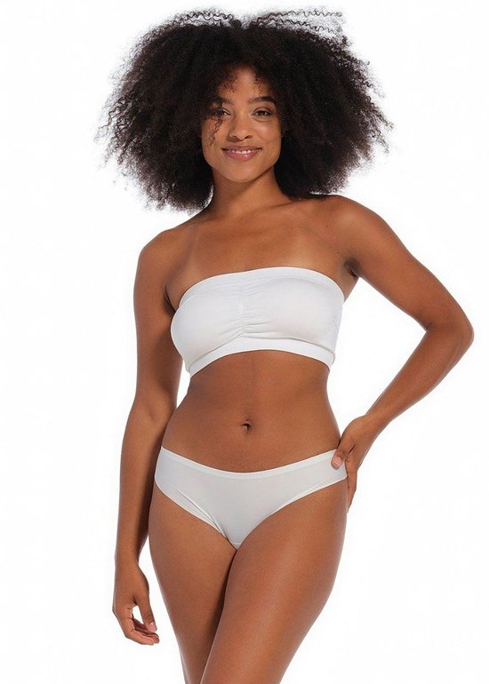 Model met afro-kapsel draagt een witte bandeau-bh en witte slip.