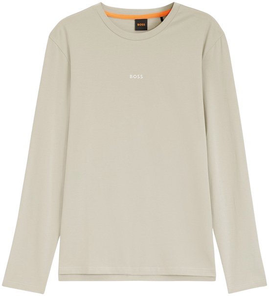 Beige T-shirt met lange mouwen en het witte BOSS-logo op de borst, met oranje accent aan de halslijn.