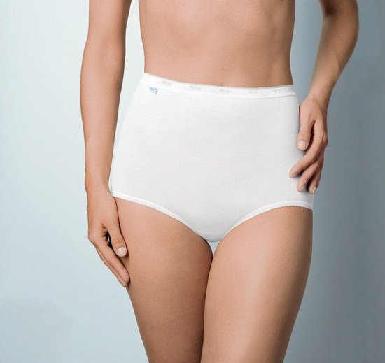 Witte Sloggi Basic+ Maxi slip met kanten boord, getoond op model.