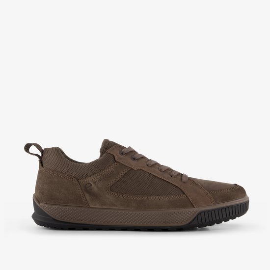 Bruine suède herensneaker met veters en textiele details, voorzien van een donkere zool en treklipje.