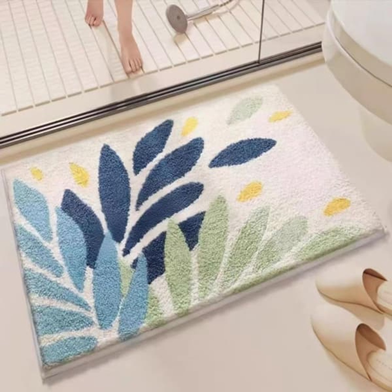 Een badkamermat met tropisch bladmotief, frisse groene kleur, uniek bladpatroon, zacht en comfortabel, antislip en sneldrogend (40*60 cm).