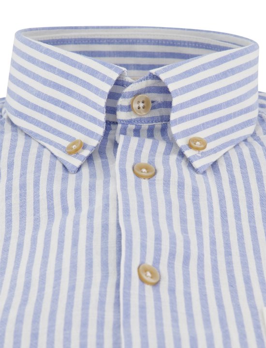 Klassiek overhemd met blauwe en witte strepen, knoopjes op de kraag en beige knopen.