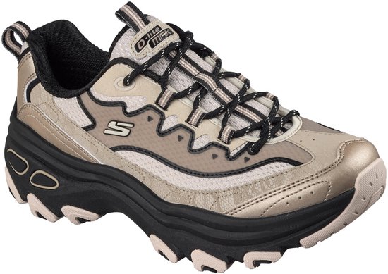 Schuin van voren, een taupe en beige sneaker met zwarte zool en veters.