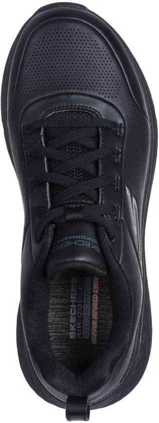 Bovenkant van een zwarte Skechers sportschoen voor dames met veters.