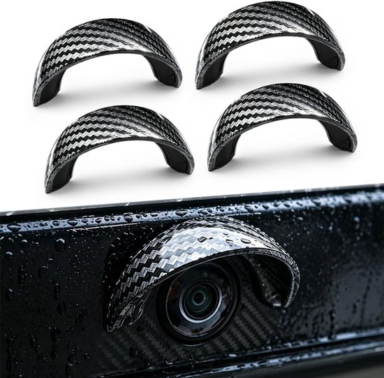 Vier zwarte carbon fiber kappen voor camera's, met één gemonteerd op een natte achteruitrijcamera.