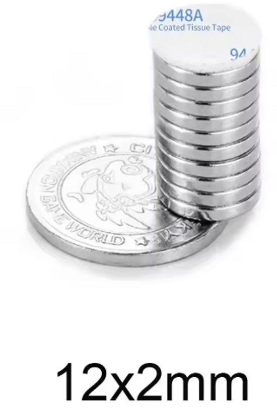 Een stapel van tien zilverkleurige, ronde magneten (12x2mm) op een Chinese munt.