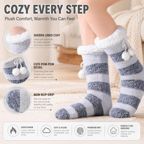 Grijze gestreepte huissokken met antislipzool, sherpa-voering en pompons. Tekst: COZY EVERY STEP.
