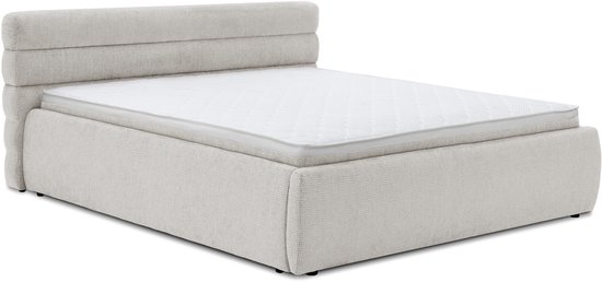 Lit double rembourré en beige avec matelas, isolée sur un fond blanc.