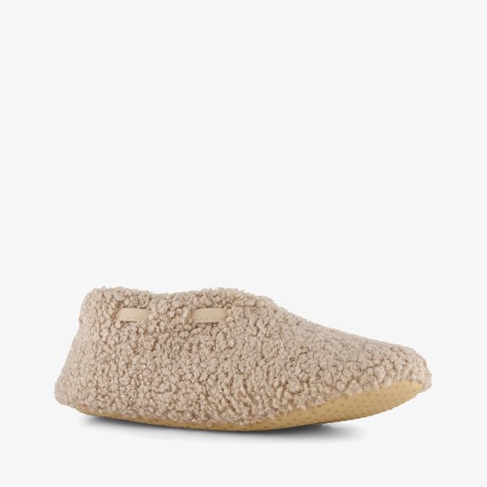 Zijaanzicht van beige teddy sloffen met spitse neus, witte voering en beige lintdetails.