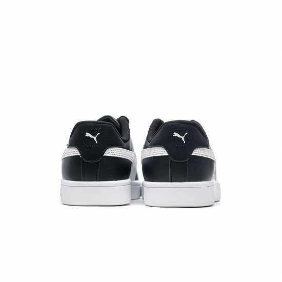 Achterkant van zwarte Puma Smash sneakers met witte Puma-streep en logo op de hiel.