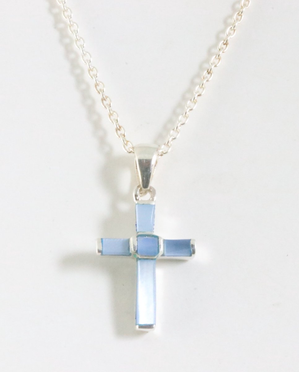 Fijne zilveren kruishanger met blauwe schelp aan ketting