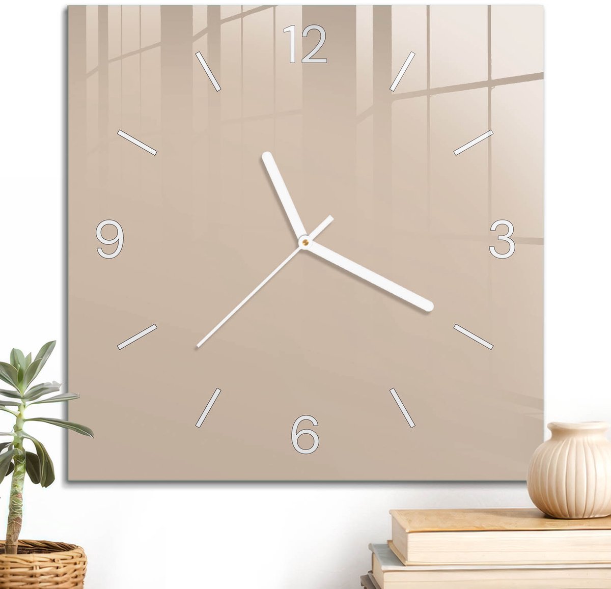 ArtPrintCave Beige Glazen Klok - 30x30 cm - Wandklok Vierkant - Warm Beige Unieke Klok - Abstractie Stille Wandklok - Witte Klokwijzers