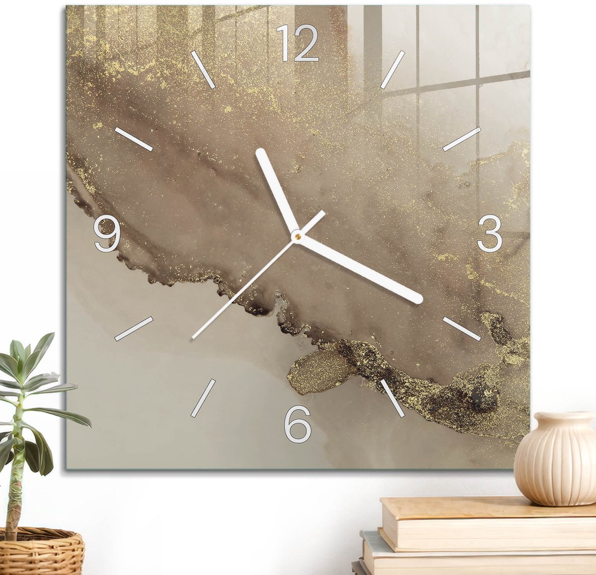 ArtPrintCave Beige Glazen Klok - 30x30 cm - Wandklok Vierkant - Beige Abstractie Wandklok Keuken - Kunst Unieke Klok - Witte Klokwijzers