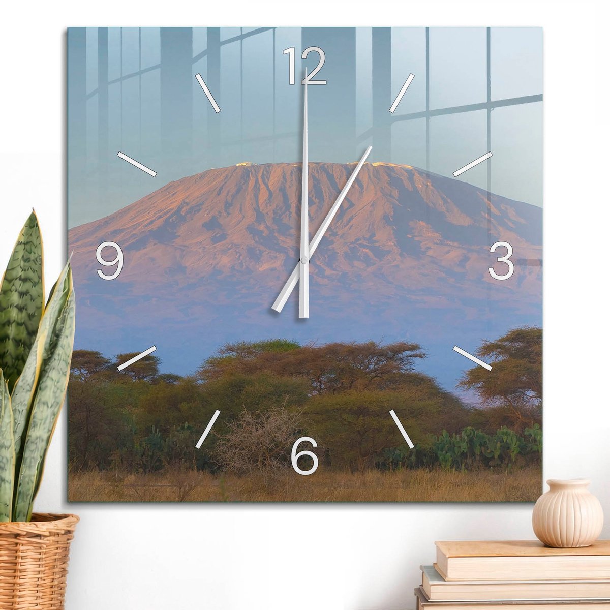 ArtPrintCave Blauw Glazen Klok - 60x60 cm - Wandklok Vierkant - Mount Kilimanjaro Unieke Klok - Natuur Stille Wandklok - Witte Klokwijzers