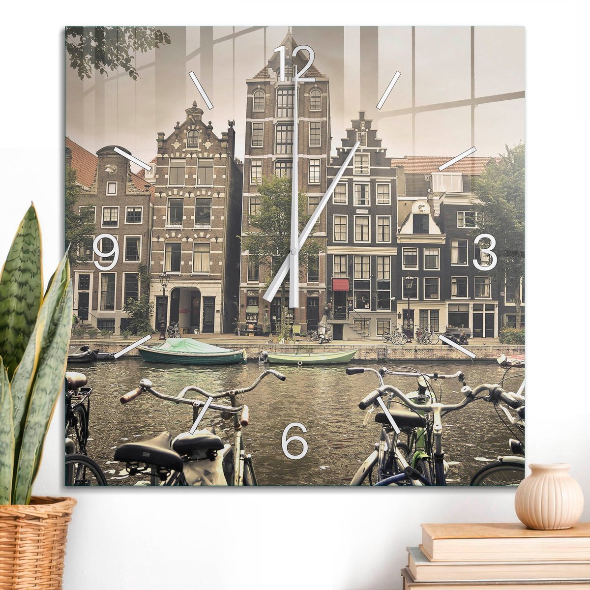 ArtPrintCave Bruin Glazen Klok - 60x60 cm - Wandklok Vierkant - Stadsbeeld Wandklok Keuken - Steden Unieke Klok - Witte Klokwijzers