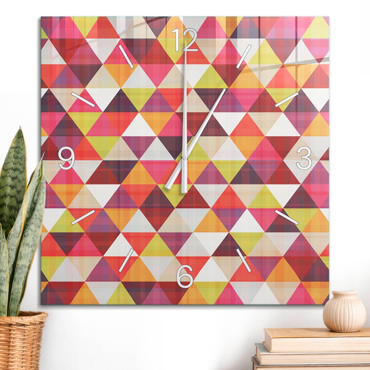 ArtPrintCave Oranje Glazen Klok - 60x60 cm - Wandklok Vierkant - Kleurrijke Driehoeken Wandklok Keuken - Abstractie Unieke Klok - Witte Klokwijzers